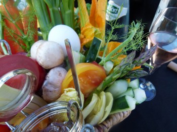 panier de crudités avec anchoïade  