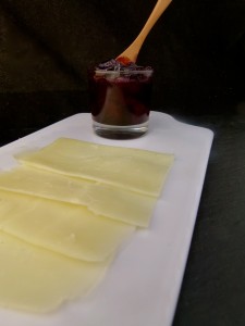 Abbaye de Belloc avec compote de cerises épicée (Abbaye de Belloc with spicy cherry compote)