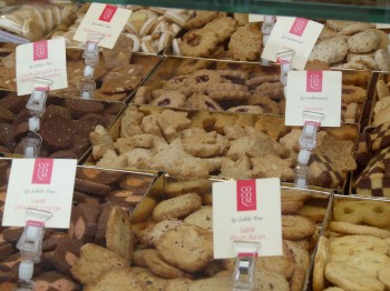 Bredle or small sugar cookies