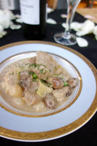  la blanquette de veau (veal stew in a white wine-crème fraîche sauce with mushrooms, pearl onions, and artichoke hearts served on garlic-rubbed toasted French bread